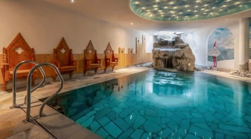 Schwimmbad mit Grotte und Wasserfall