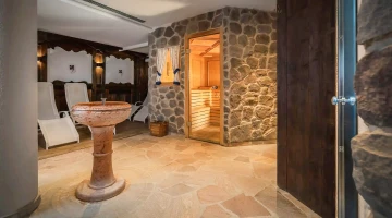 Zugang zur Sauna mit Ruhebereich