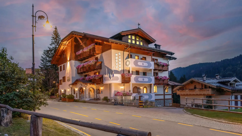 Außenansicht des Hotels am Abend