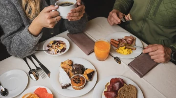 Petit-déjeuner avec des produits sucrés et salés
