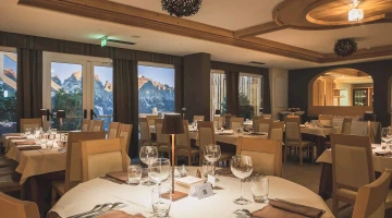 Vue sur les montagnes depuis la salle du restaurant Crozzon