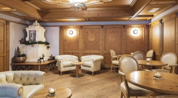 Tische und Stühle im Gemeinschaftsbereich