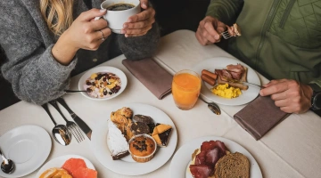 Frühstück mit süßen und herzhaften Produkten