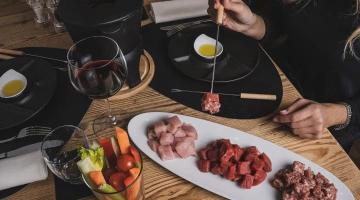 Rohkost und Fleisch im Restaurant