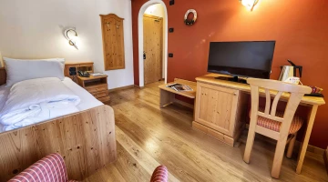 Einzelzimmer mit TV und Schreibtisch