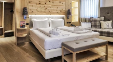 Dreibettzimmer mit Sofa