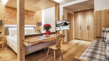 Dreibettzimmer mit Schreibtisch