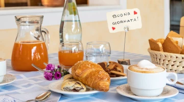 Tisch zum Frühstück gedeckt