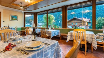Tische im Restaurantraum gedeckt
