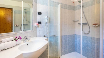 Badezimmer eines Schlafzimmers mit Duschkabine