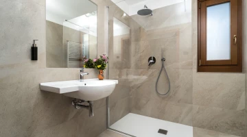 Badezimmer mit Duschkabine