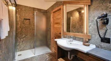 Bagno con box doccia e phon
