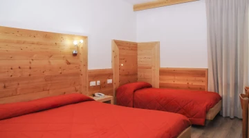 Camera con letto matrimoniale e letto singolo