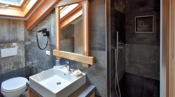 Bagno di una camera con box doccia