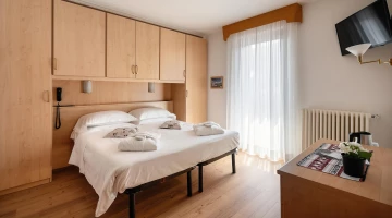 Camera con letto matrimoniale e TV