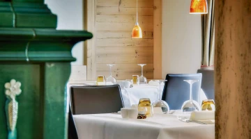 Mise en place dans la salle du petit-déjeuner