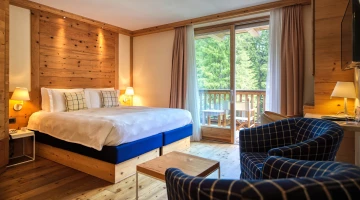 Chambre avec lit double et balcon