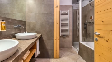 Salle de bain avec double vasque dans la Suite Familiale