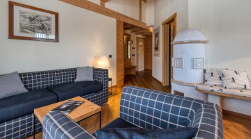 Espace séjour en suite avec poêle en faïence