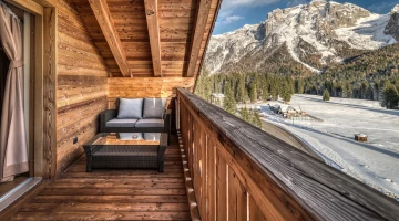 Balcon aménagé avec vue sur les montagnes et les pistes