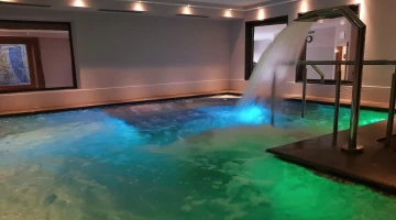 Piscine avec cascade