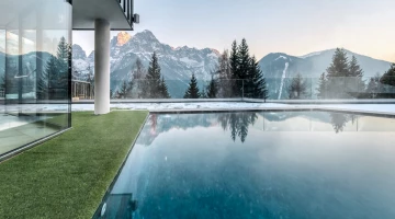Piscina a sfioro con vista sui monti