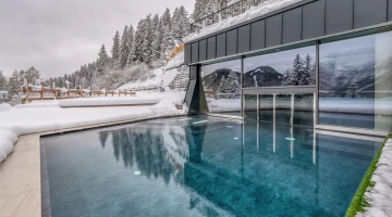 Piscina esterna riscaldata con vista sulle Dolomiti