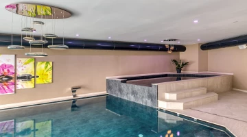 Piscina interna con zona idromassaggio