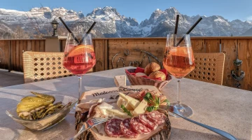 Aperitivo servito in terrazza
