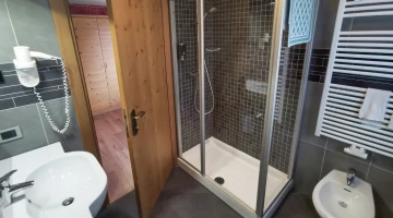 Bagno con box doccia e phon