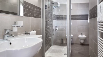 Bagno moderno con box doccia