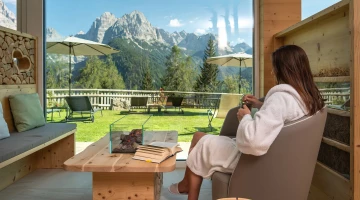 Zona relax con vista sul giardino e sui monti