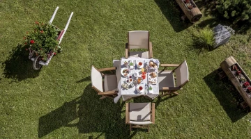 Petit déjeuner servi dans le jardin