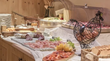 Charcuterie, œufs et fromages au buffet du petit-déjeuner