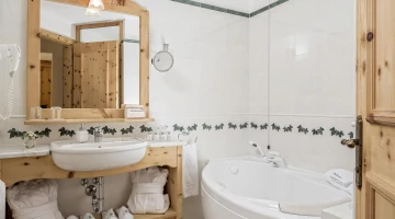 Salle de bain avec baignoire