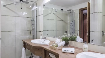 Salle de bain avec double vasque et douche hydromassante 