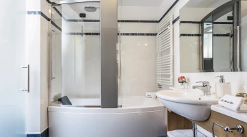 Salle de bain privée avec douche et baignoire