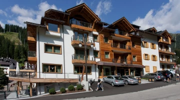 Façade de la structure avec places de parking