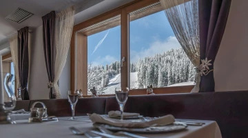 Vue sur les montagnes depuis les tables du restaurant
