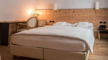 Chambre avec lit double et bureau