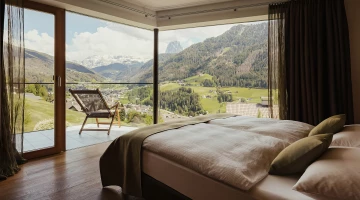 Zimmer mit großen Fenstern