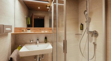 Zweites Badezimmer mit Dusche im Familienzimmer