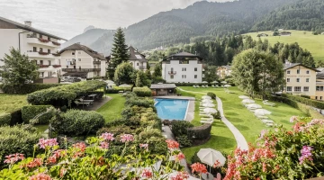 Hotel mit großem ausgestatteten Garten