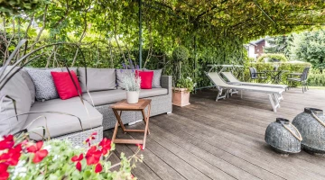 Pergola mit Sonnenliegen und Sofa