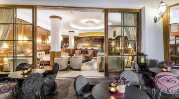 Stehtische in der Lounge und im Freien
