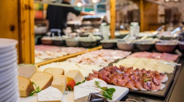 Käse und Aufschnitt zum Frühstück