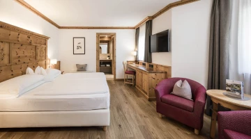 Doppelzimmer mit TV und Schreibtisch