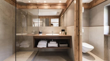 Badezimmer mit großer Duschkabine