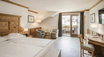 Zimmer mit Sitzecke und Balkon