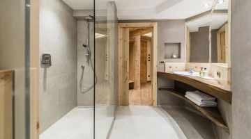 Privates Badezimmer mit Duschkabine